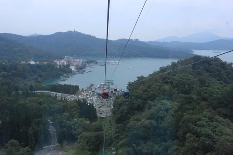 從行進中的纜車眺望沿線景色