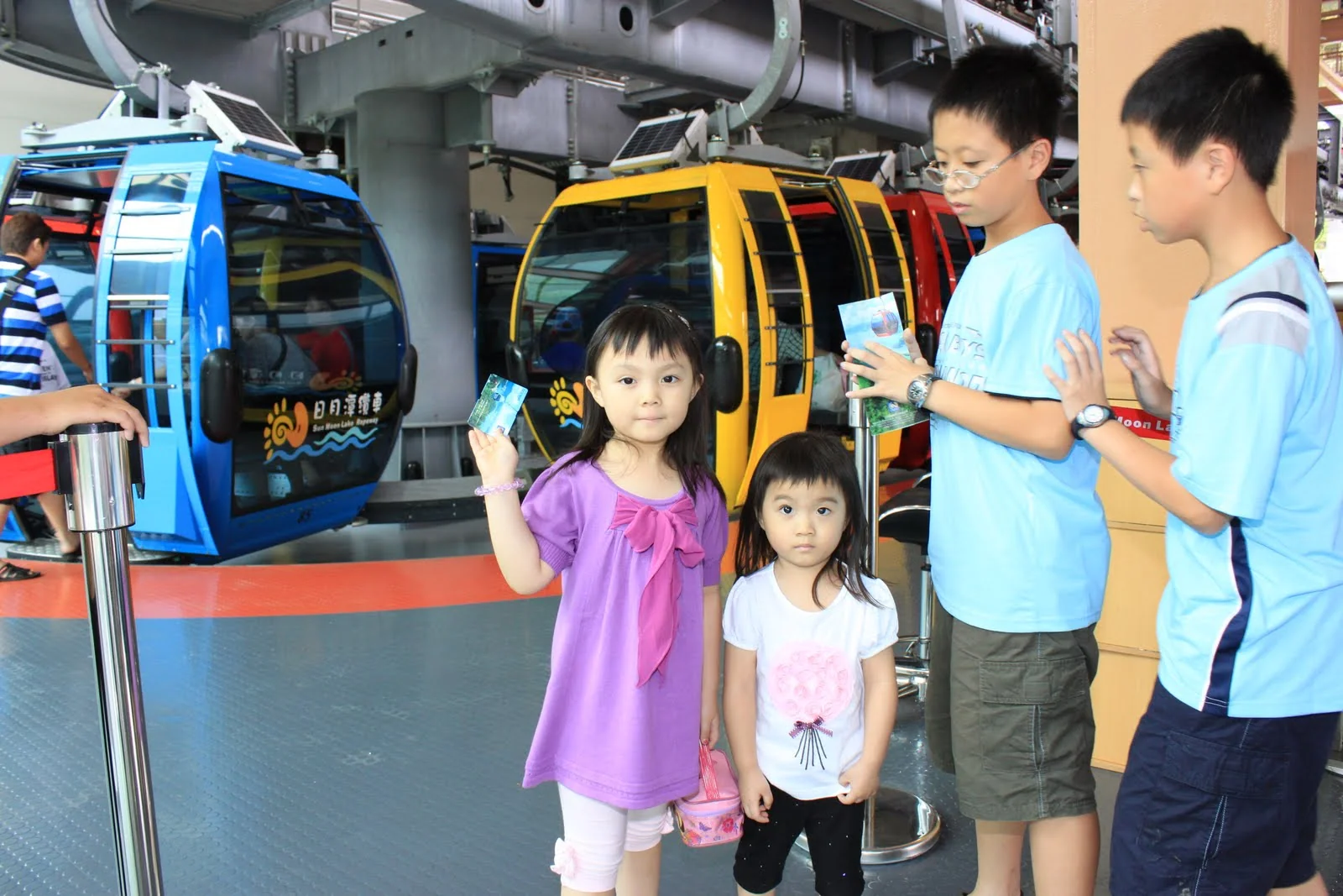 從日月潭纜車車廂內觀看回程景色