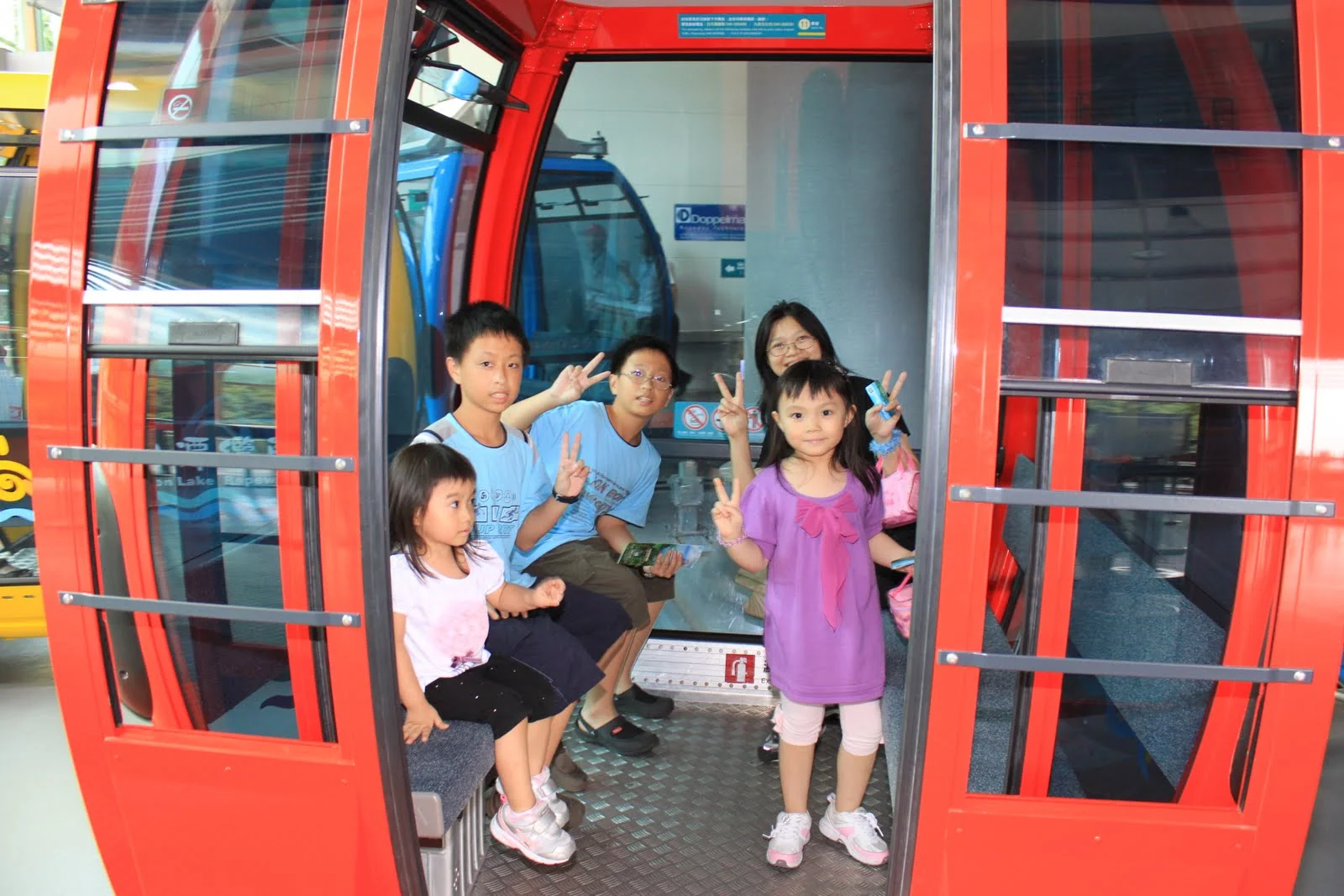同行親友坐在日月潭纜車車廂內