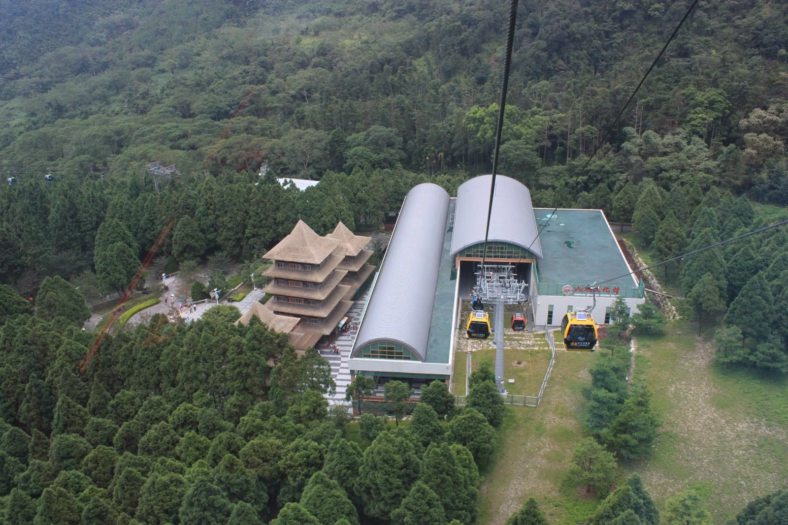 纜車跨越陡峭山坡