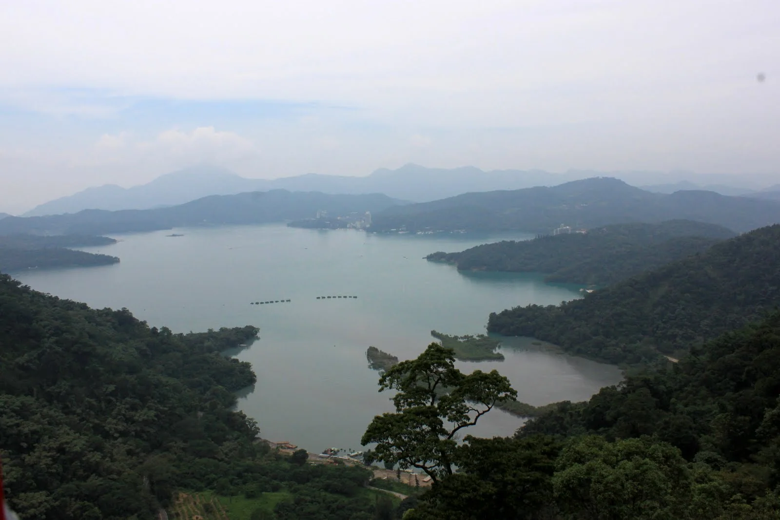 從高處鳥瞰日月潭湖景