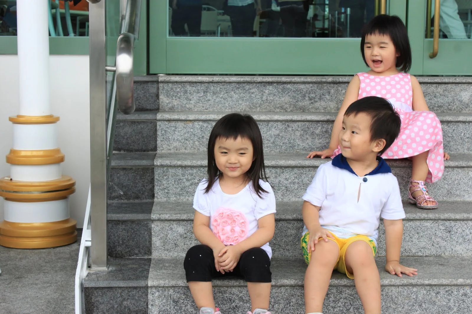 孩子們與表哥表姐一起玩耍