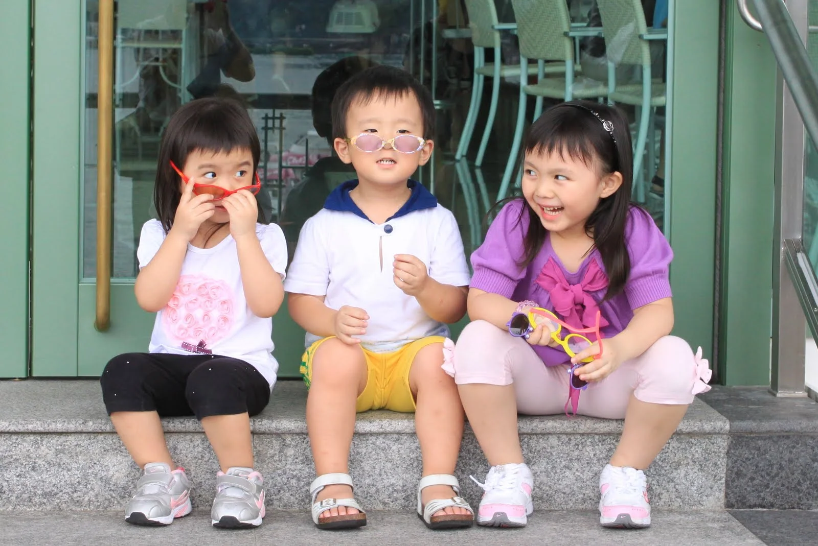 孩子們在離開纜車站前合影或互動