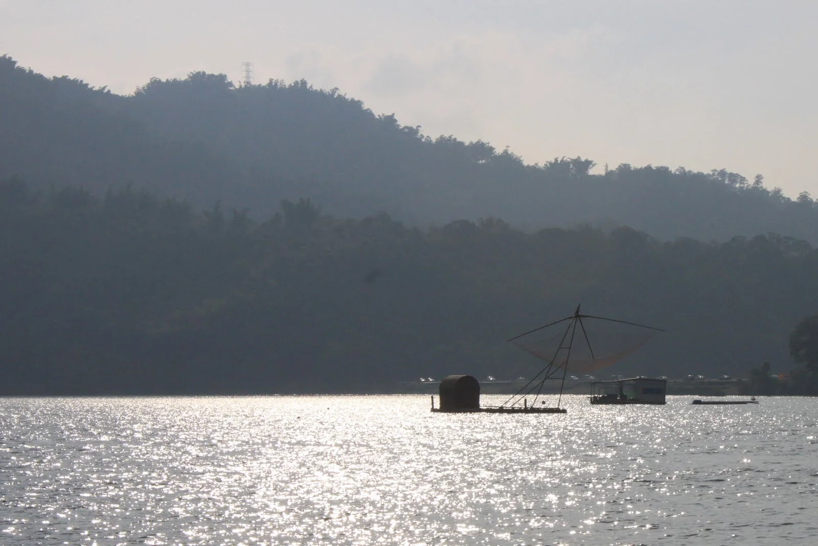 從遊艇上望向日月潭湖面與遠方山景