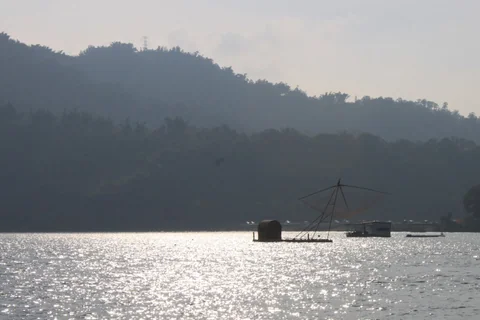 從遊艇上望向日月潭湖面與遠方山景