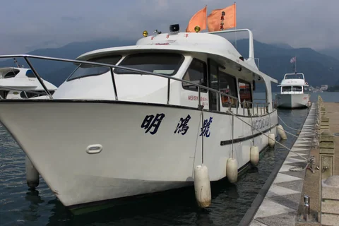 停靠碼頭的遊艇明鴻號