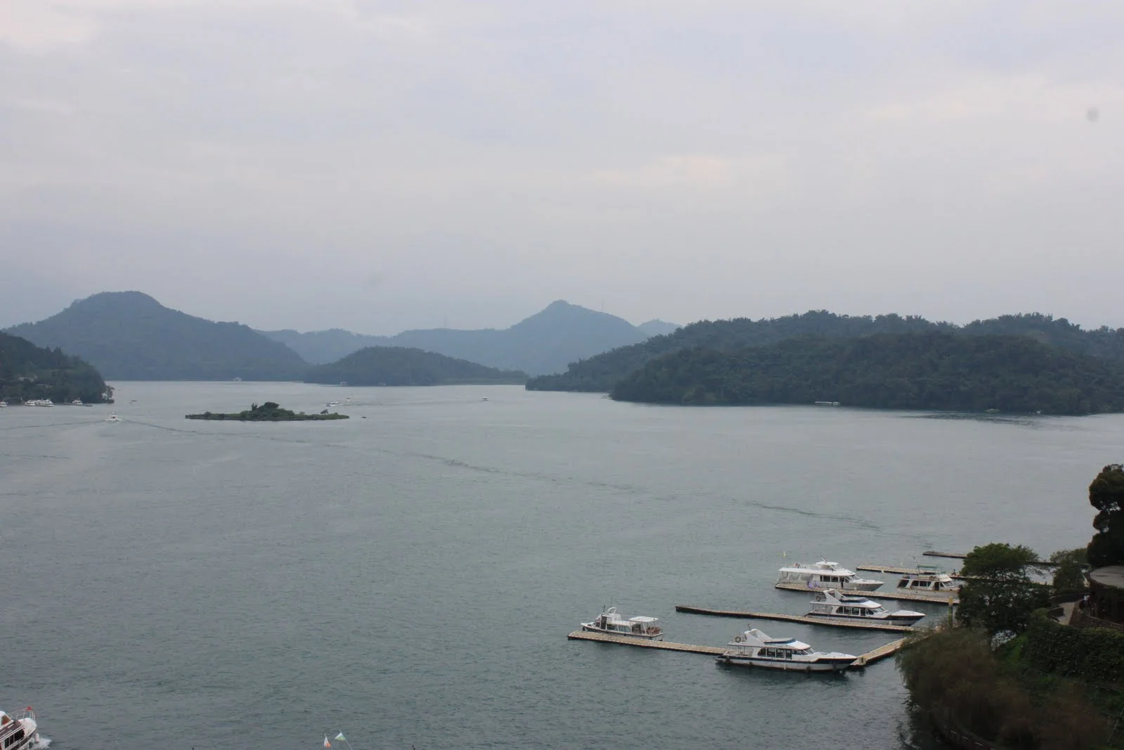 大淶閣頂樓望向湖區的開闊視野