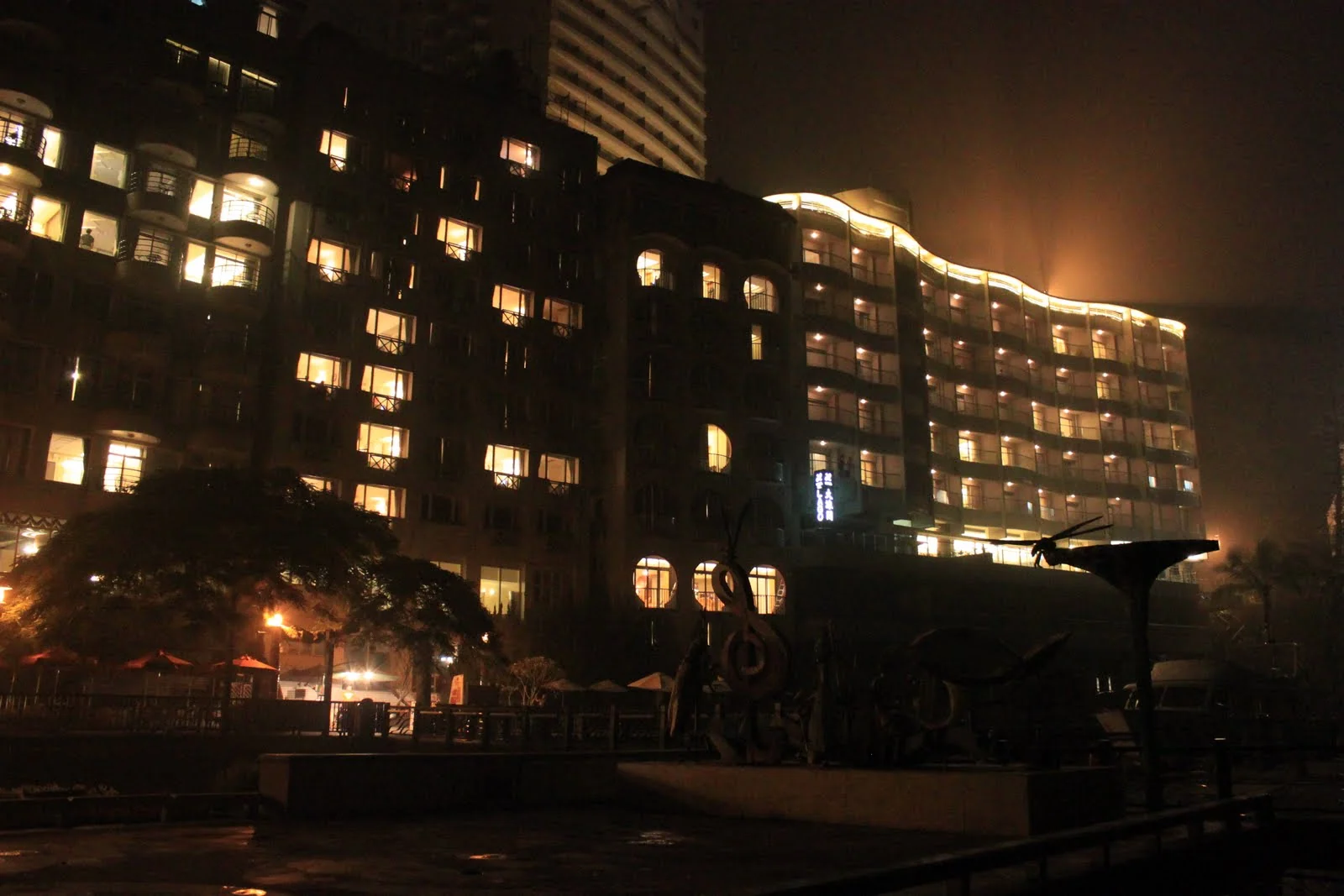 夜間燈火熄滅後的大淶閣與湖畔景象