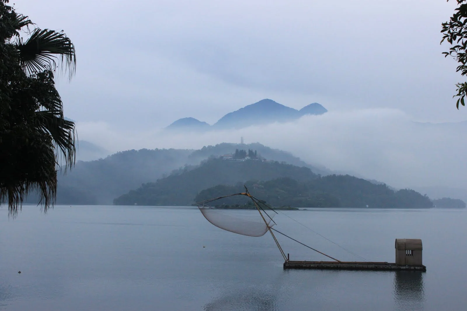 幸福連線眺望日月潭湖面與遠方地標