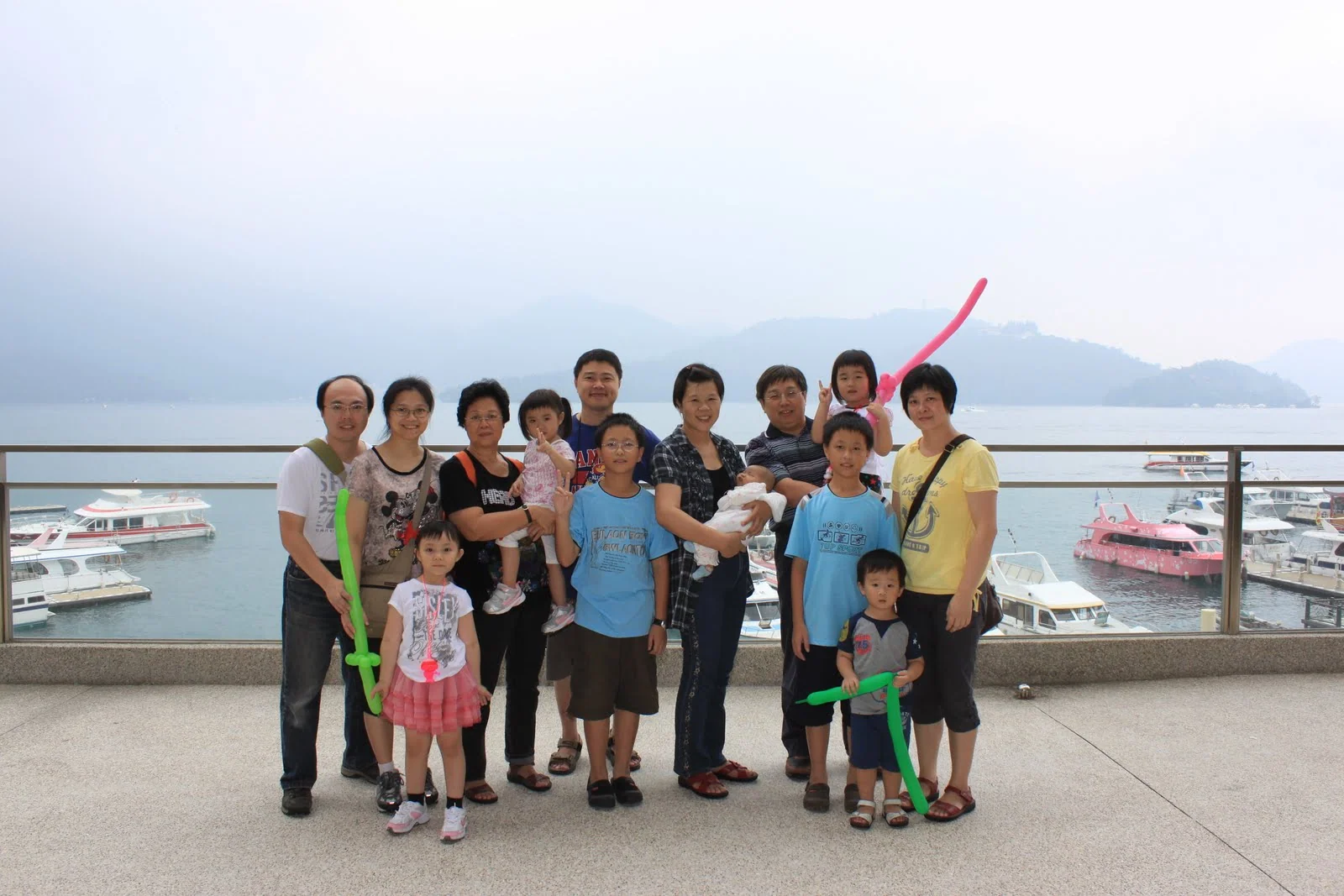 日月潭旅行同行家人的團體合照