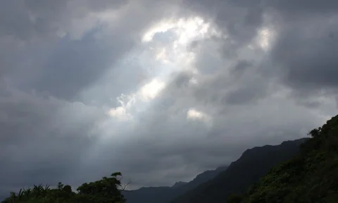 陽光穿過北海岸上空雲層的景象