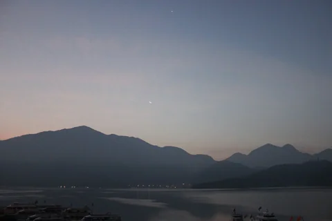 清晨的大淶閣飯店露台與日月潭景色