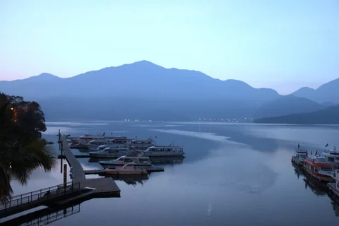 黎明前仍可看見月亮的日月潭天空