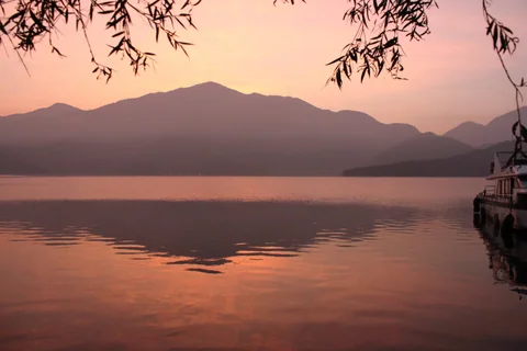 晨光中的涵碧步道與湖景