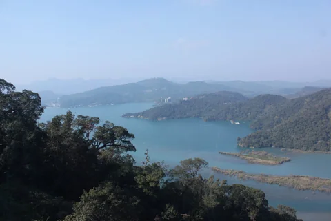 從日月潭纜車俯瞰湖面與群山