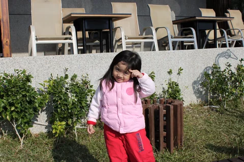 另一位女孩模仿頭痛姿勢拍照