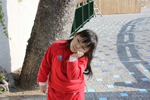 女孩扶著臉頰擺出牙齒痛姿勢