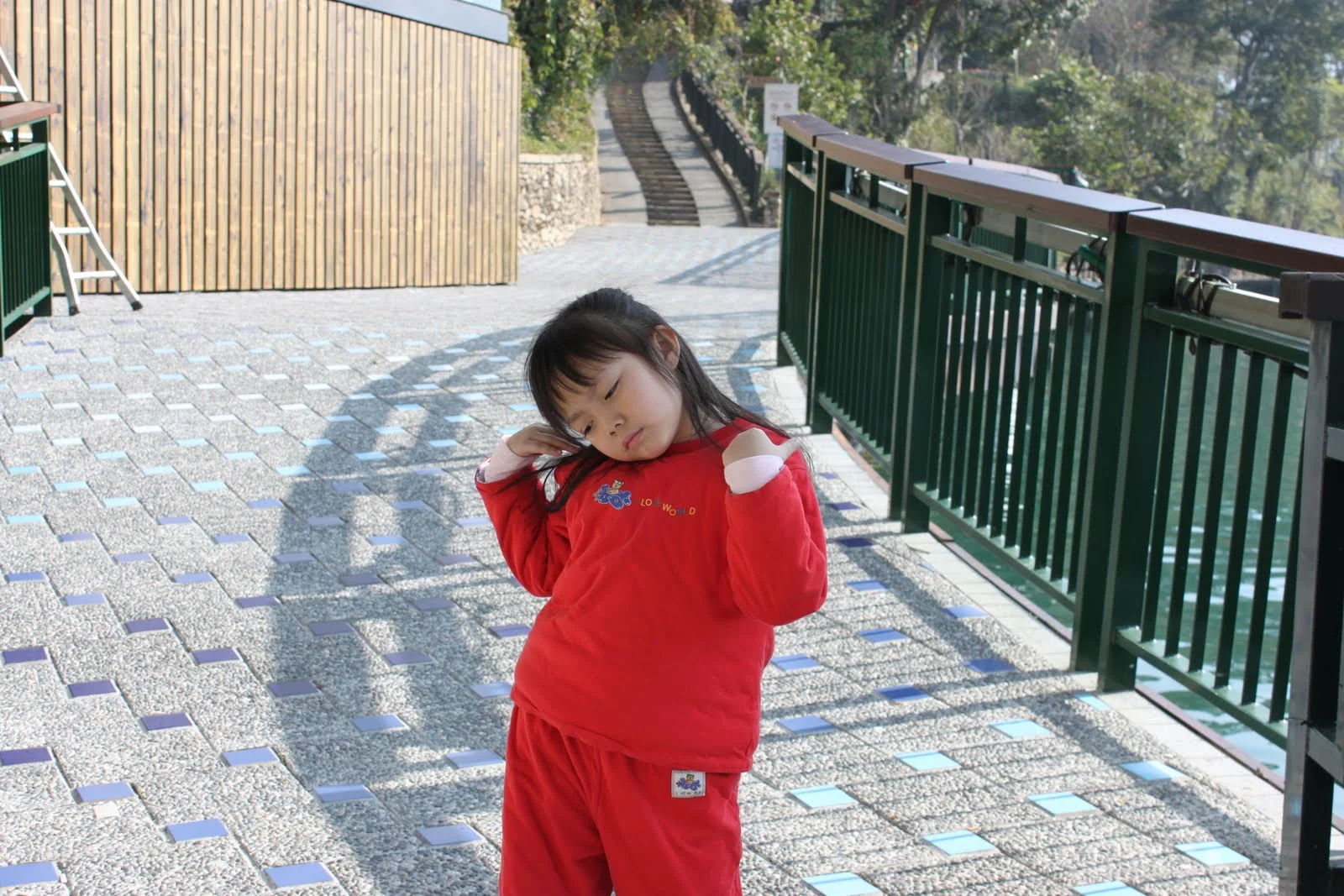 女孩扶著肩膀擺姿勢