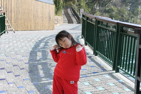 女孩扶著肩膀擺姿勢