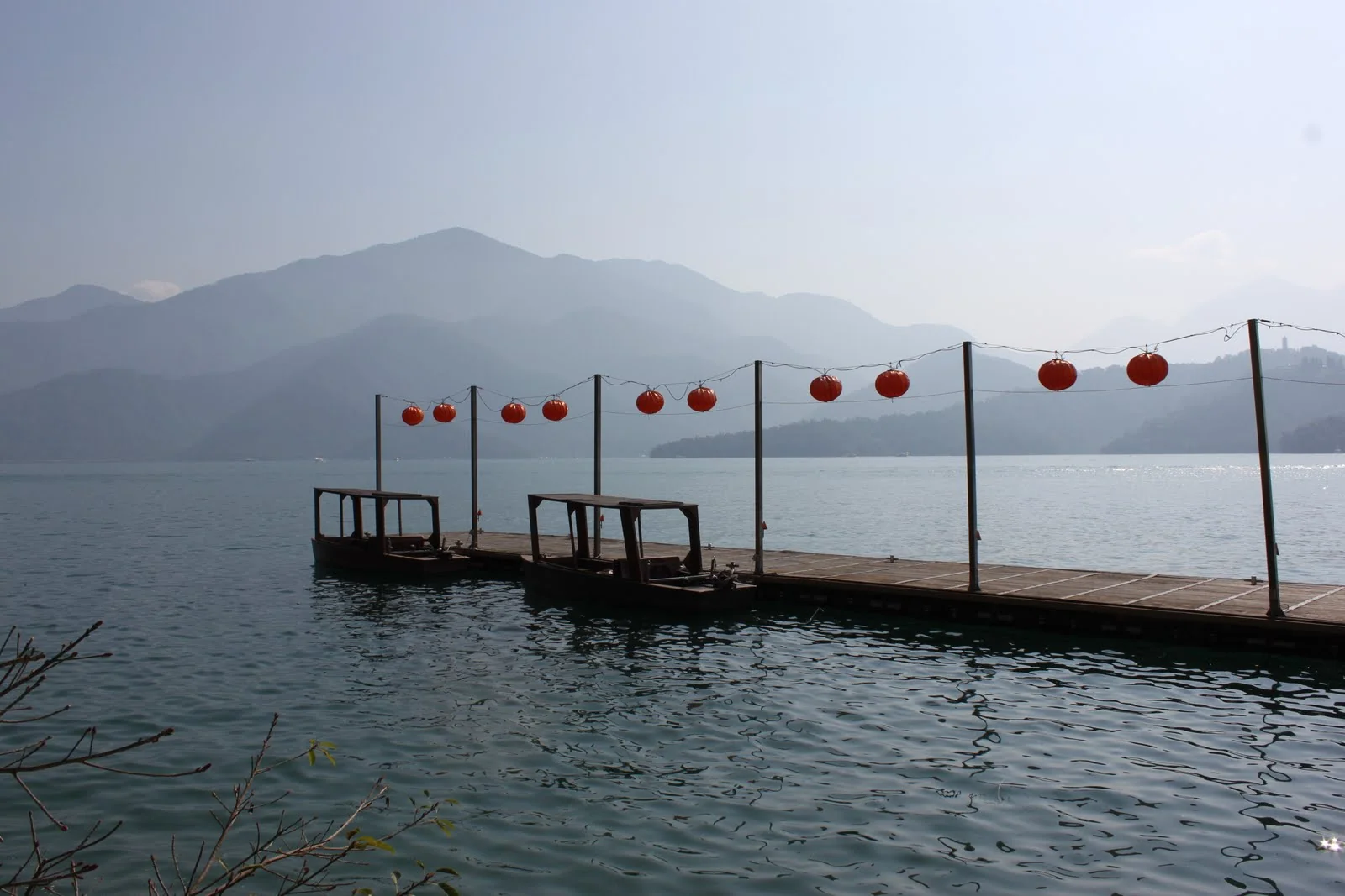 冬日陽光下的蔣公碼頭與日月潭湖景
