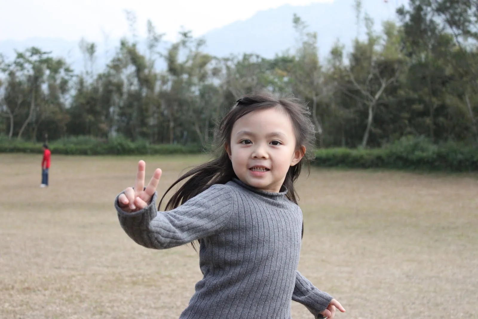 兩個孩子在大片綠色草坪上活動