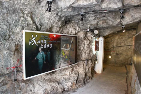 成功坑道內筆直延伸的通道