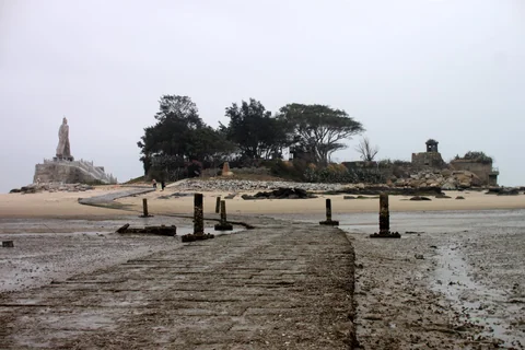 退潮時自金門岸邊望向建功嶼與海上步道