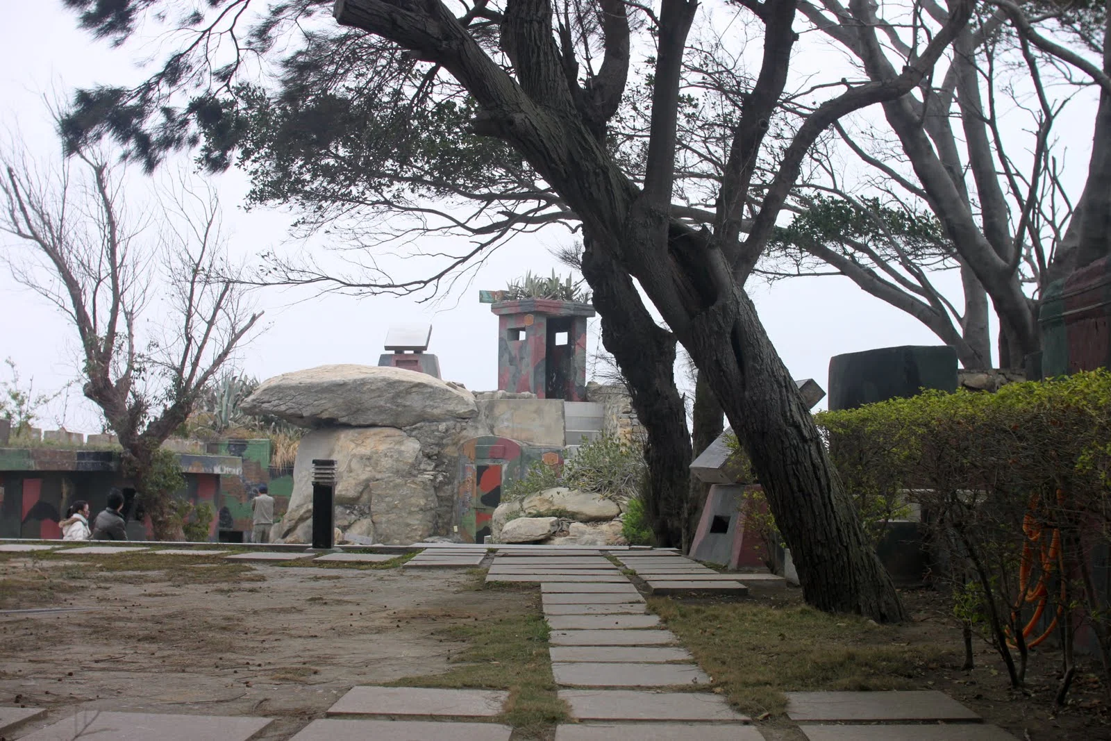 建功嶼上的碉堡與舊軍事設施
