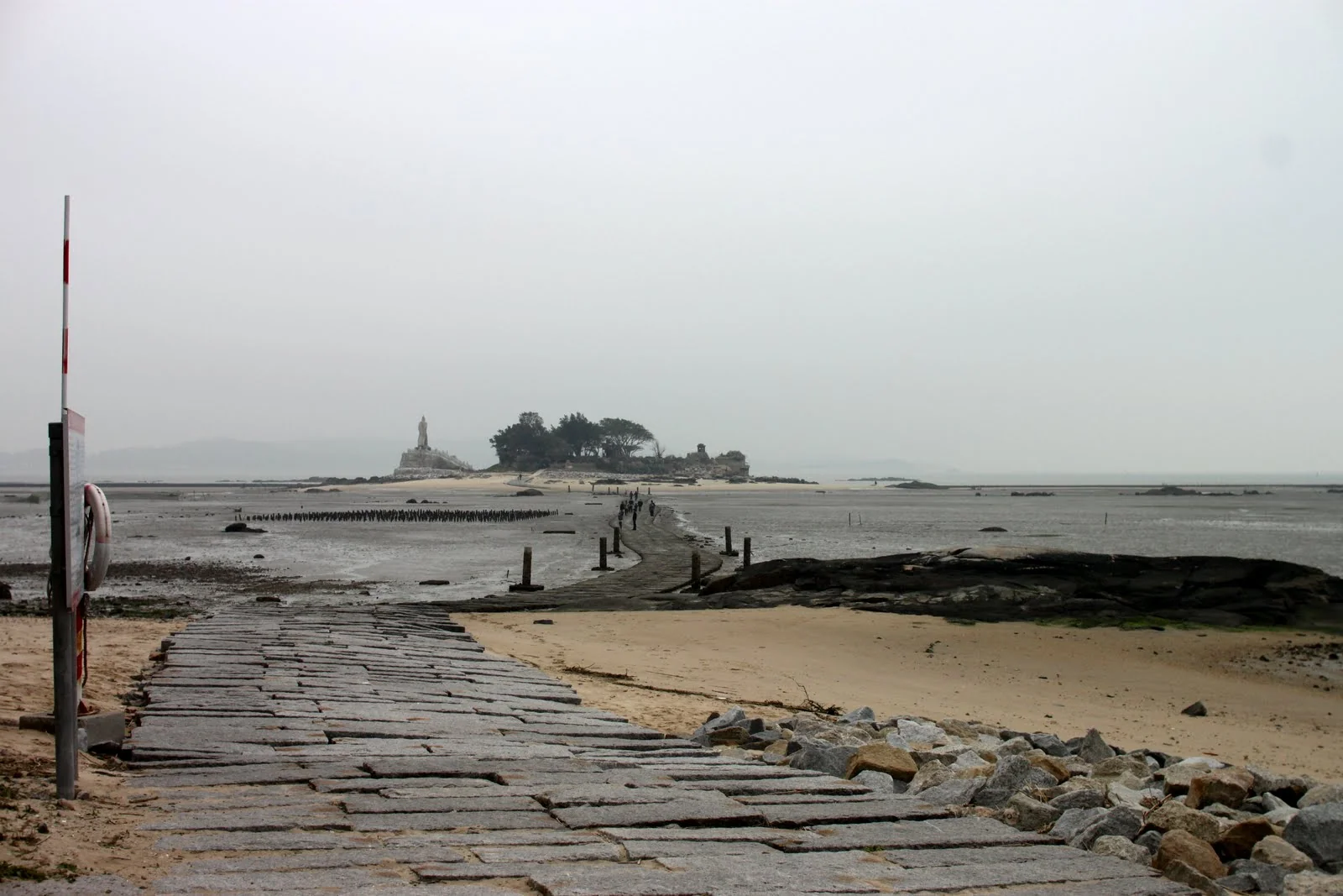 建功嶼岸邊傍晚的海灘與潮間帶景色