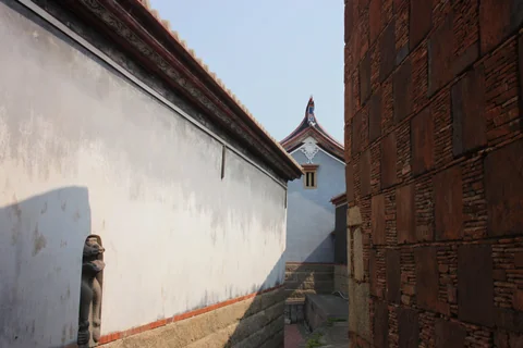嵌在瓊林古厝牆面裡的石敢當