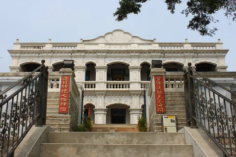 從正面階梯仰望白色兩層樓的陳景蘭洋樓