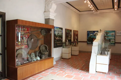 陳景蘭洋樓室內展間的文物展櫃與歷史看板