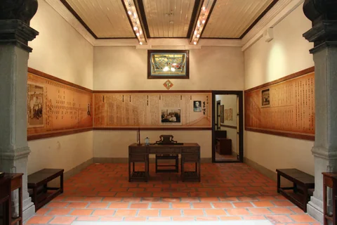 陳景蘭洋樓內鋪紅磚地板並設有木桌長椅的展室