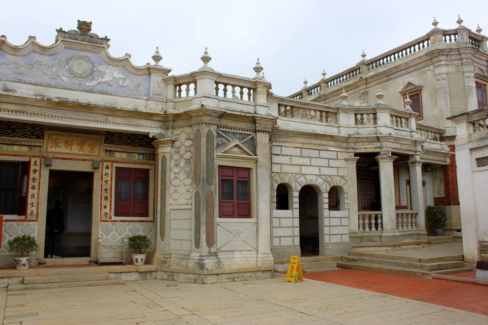 得月樓院內帶有拱廊、石雕與彩色裝飾的洋樓立面