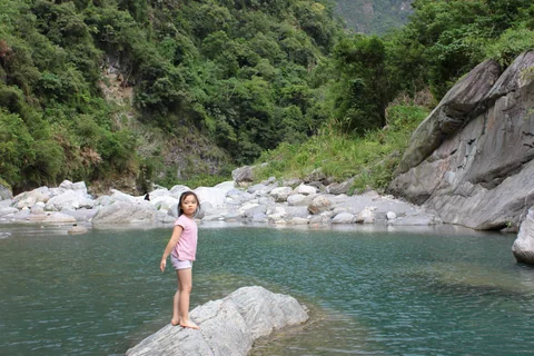 慕谷慕魚山谷裡清澈的溪水與岩岸