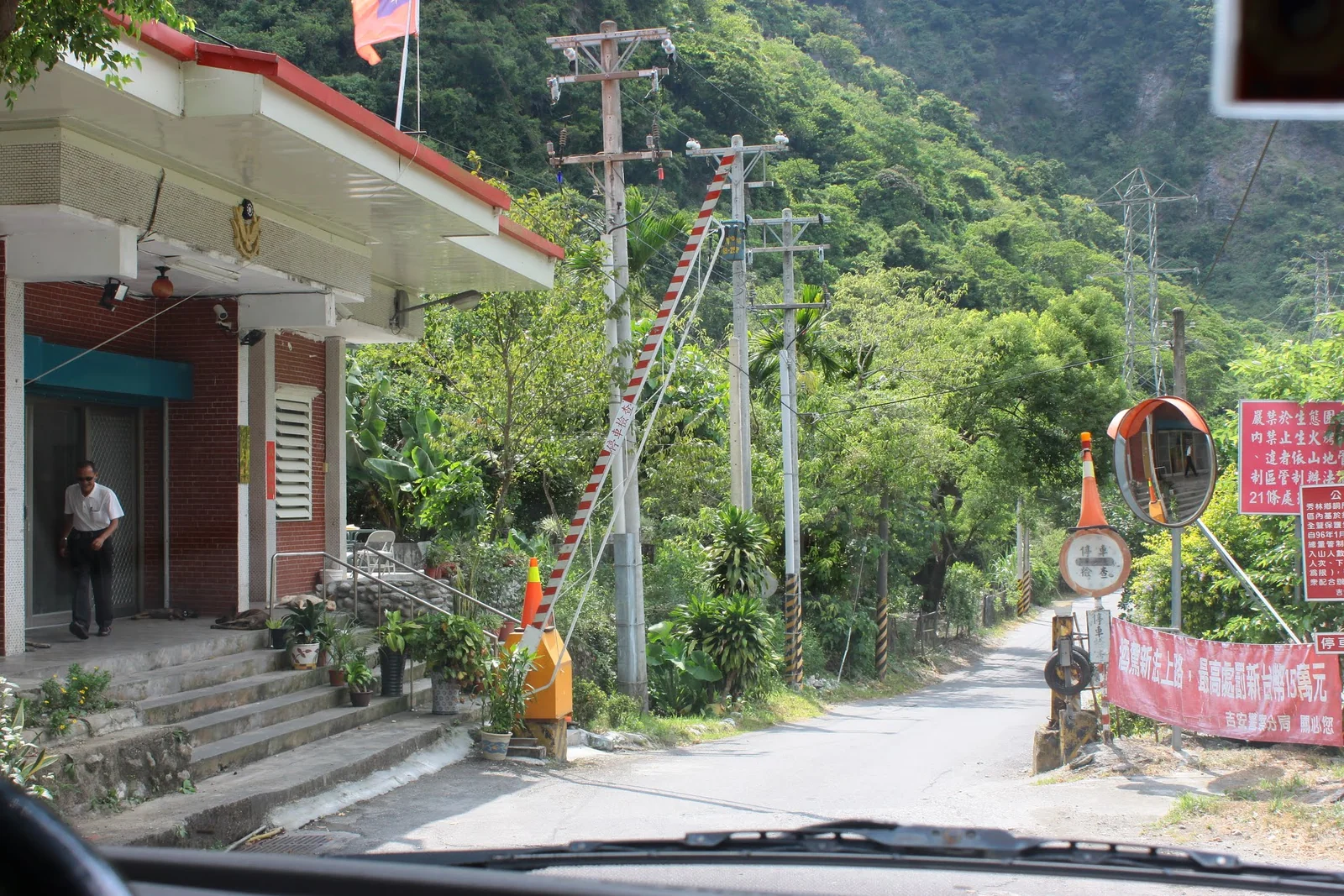 慕谷慕魚山區狹窄的台 14 線東段道路