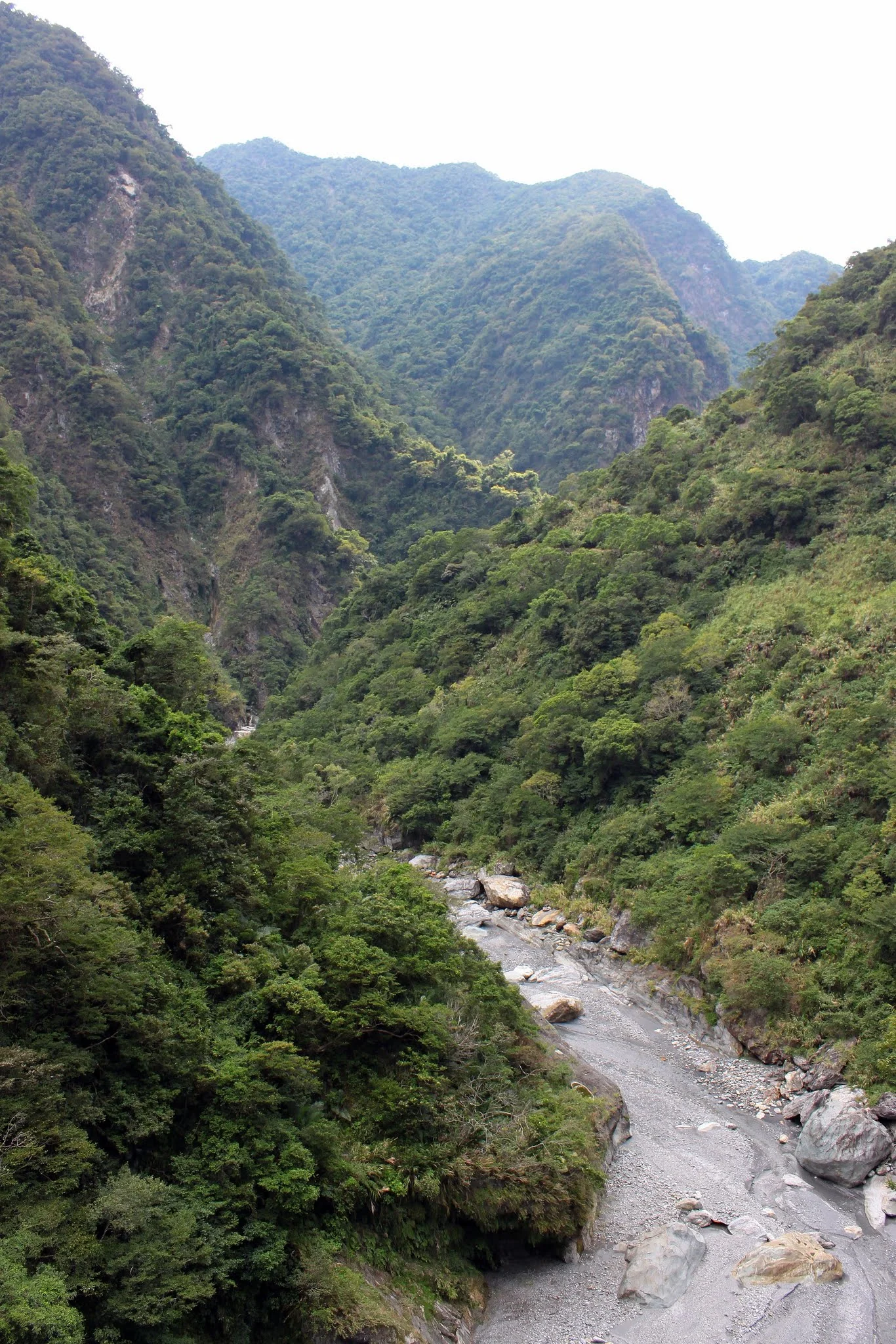 慕谷慕魚溪谷兩側陡峭的青翠山勢