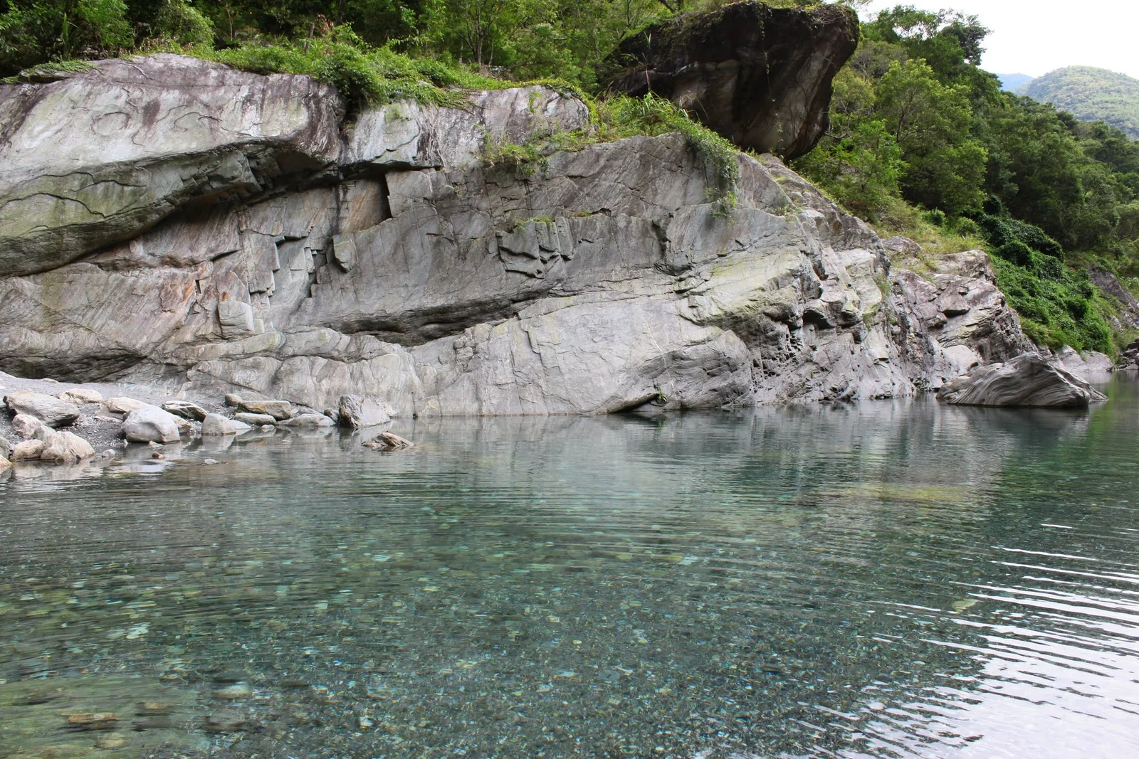 旅人在清澈的木瓜溪水中戲水
