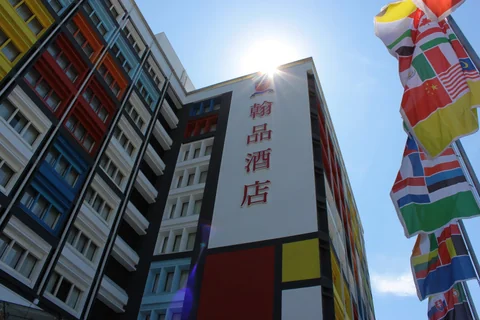 花蓮翰品酒店鮮豔的彩色格子外牆
