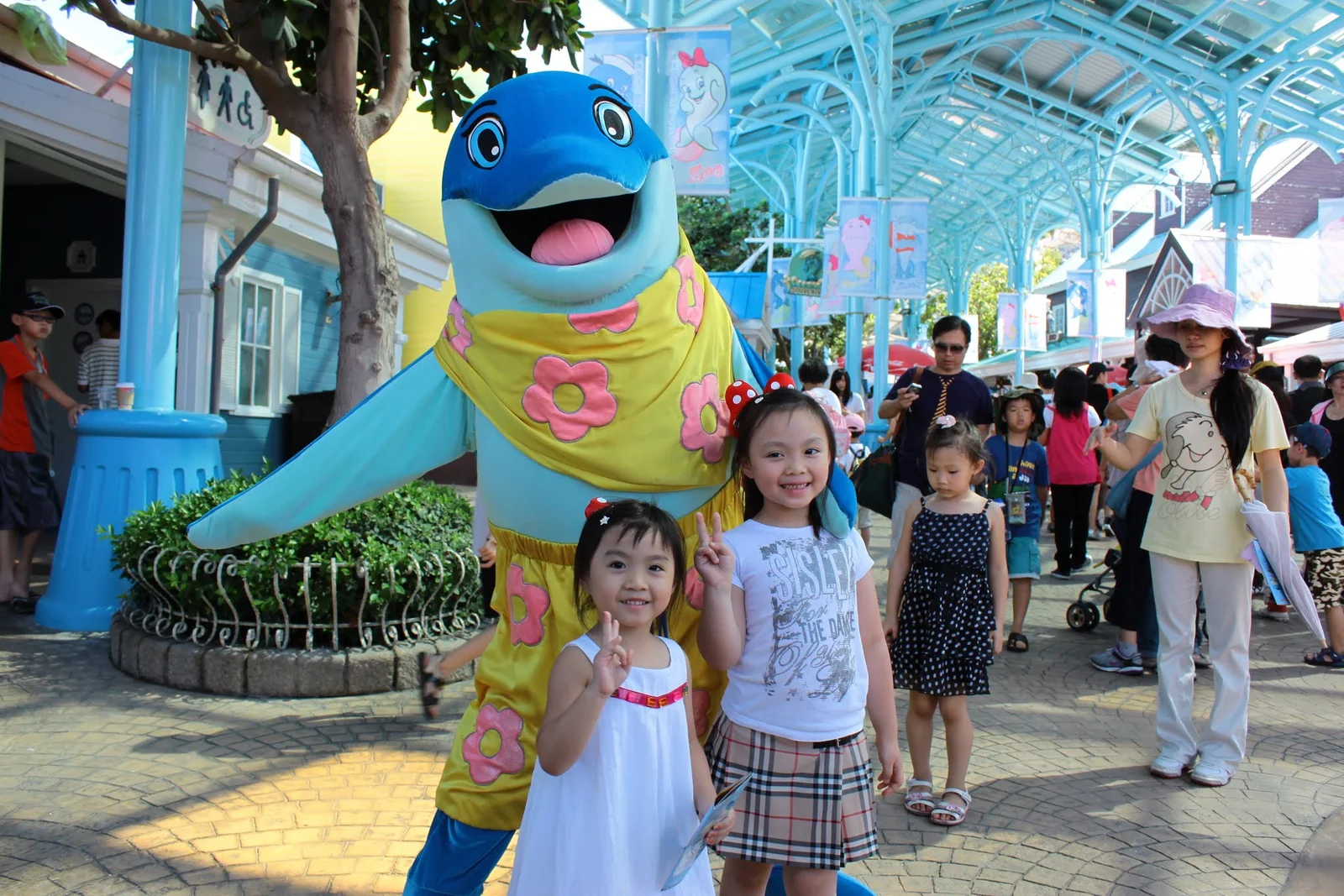 孩子在海洋公園入口附近與吉祥人偶合照
