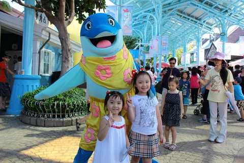 孩子在海洋公園入口附近與吉祥人偶合照