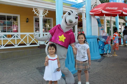 孩子與另一位海洋公園吉祥人偶合照