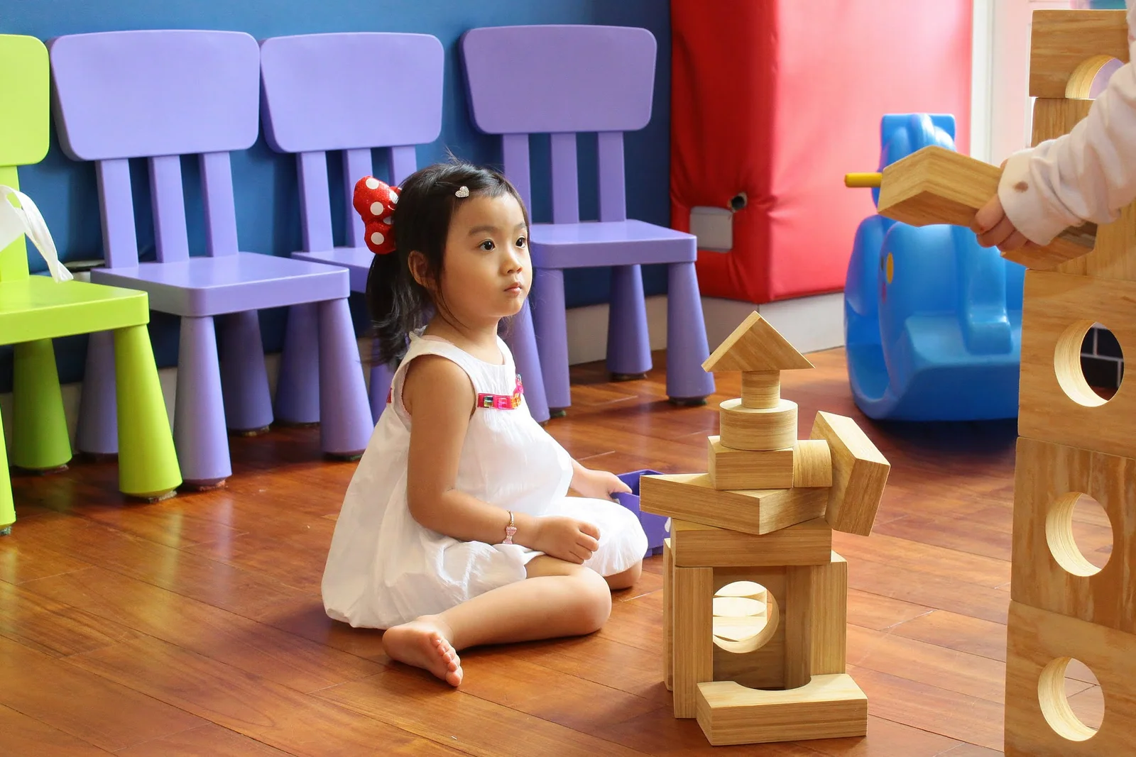 孩子在兒童遊戲室堆疊積木