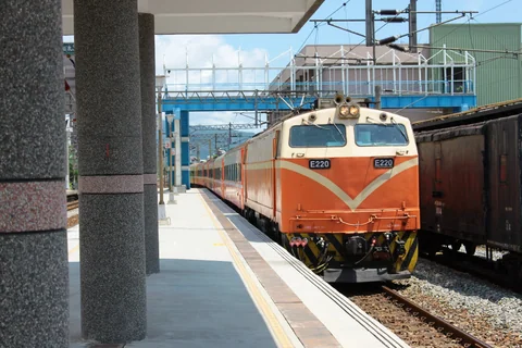 列車駛入礁溪火車站月台