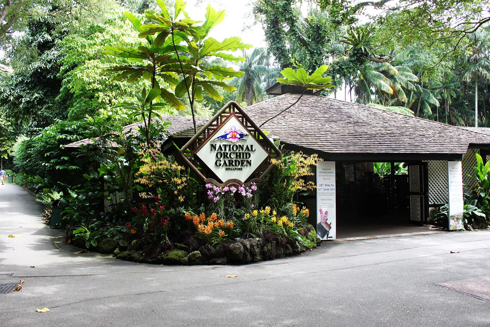 National Orchid Garden 入口小屋,周圍有花與熱帶植物。