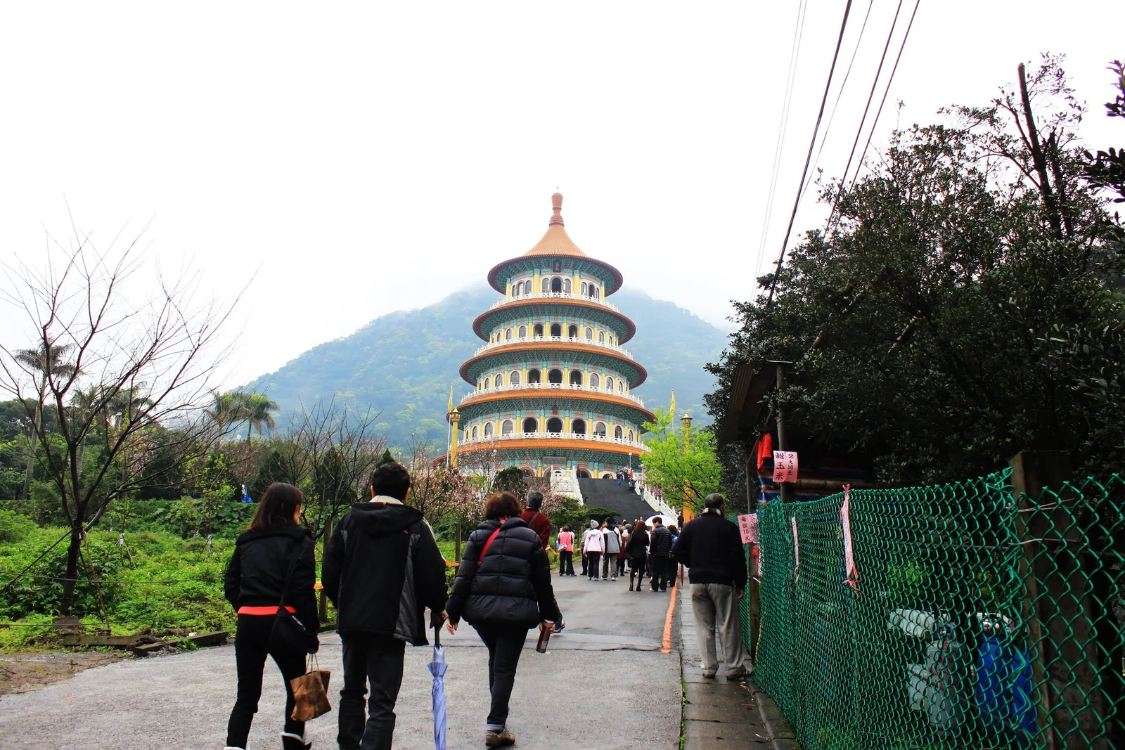 通往天元宮塔的小路與沿途櫻花
