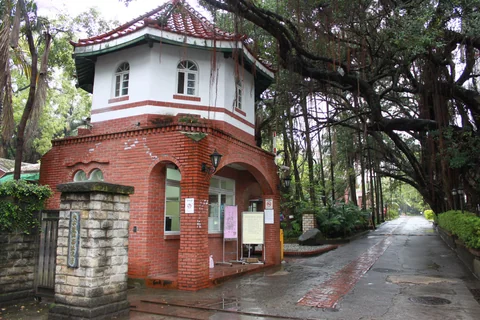 淡水中學入口的八角樓造型警衛室