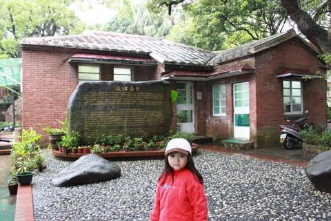 雨天裡的淡水中學校園景色