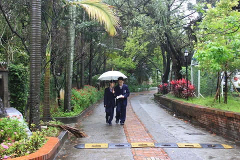 雨天裡的淡水中學校園步道與建築