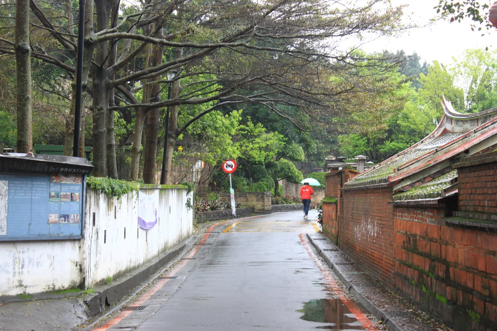 淡水老建築間安靜狹長的小徑